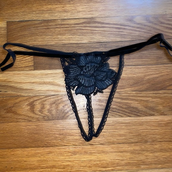 NWOT Belle-et-BonBon Bisoux Black Rose Leatherette Thong - Picture 2 of 10